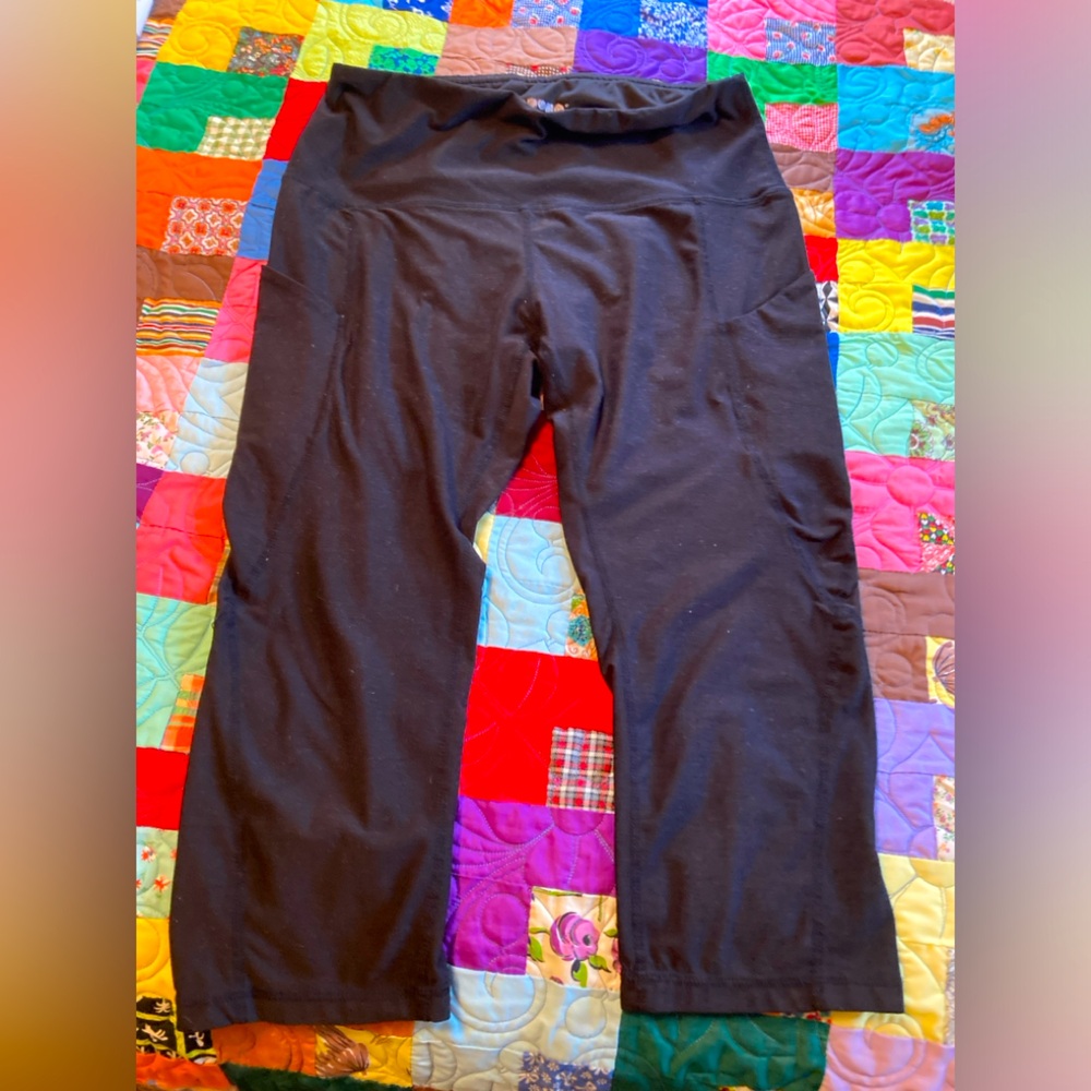 Capris, Workout:Leggings XOXO, Black with side pockets, Size Large